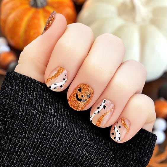 Uñas cortas para Halloween naranjas