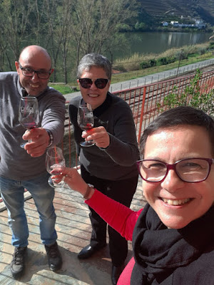 Um brinde com uma turista brasieleira depois de uma sessão fotográfica no Vale do Douro