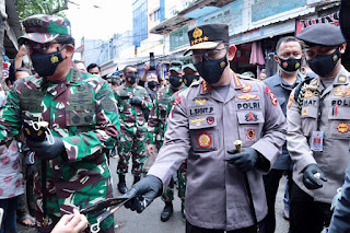 Pantau Prokes, Panglima TNI dan Kapolri Bagikan Masker di Pasar Tanah Abang