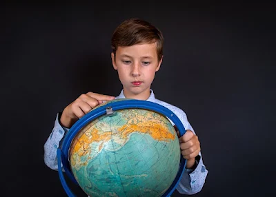 menino-globo-terrestre-aula-geografia