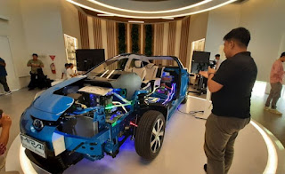 Tampak samping Toyota Mirai berbahan hidrogen atau Fuel Cell Electric Vehicle (FCEV) di xEV Center milik PT Toyota Motor Manufacturing Indonesia (TMMIN) di Karawang, Jawa Barat, Senin (22/1/2024). (ANTARA/Lia Wanadriani Santosa)