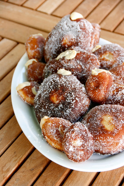 Doughnuts farcits de crema vainilla per esmorzar