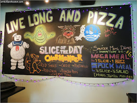 Ruta Gastronómica por Salem: Adornos en Flying Saucer Pizza