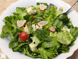 Reteta salata verde cu leurda loboda nasturei ceapa usturoi spanac ridichii rosii castraveti branza tofu retete vegane salate mancare post,