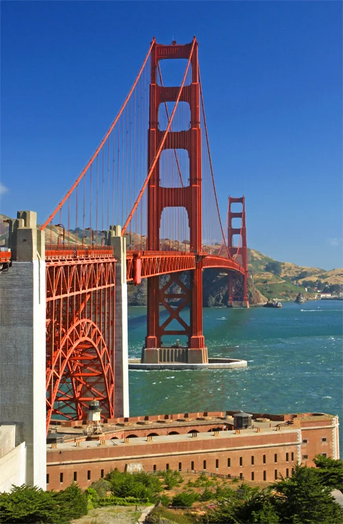 Bonita imagen del Golden Gate Bridge de San Francisco con las dos torres y el lecho de la bahía