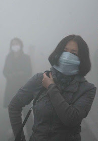 A visibilidade  cai ao mínimo em Pequim pela poluição onipresente. Mas a China é tida como líder na luta contra a mudança climática. Quem são os culpados? Os "ricos capitalistas"!