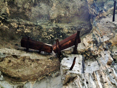 hanging coffin ataúdes colgantes China