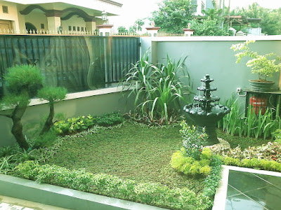 taman rumah minimalis dengan ornamen air mancur mungil