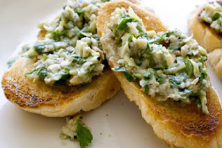 Bruschetta de pesto y alcachofas