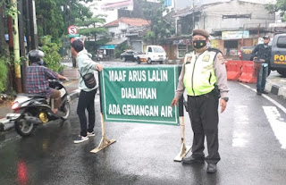 Kapolsek Bojong Loa Kidul Terjunkan Personilnya di Titik Genangan Air Akibat Hujan Deras Untuk Urai Kemacetan