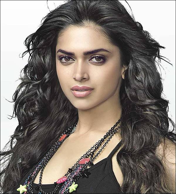 Deepika Padukone Sony Cybershot Ad Hot Pics - FAMOUS CELEBS IN SEXY ADS - Famous Celebrity Picture 