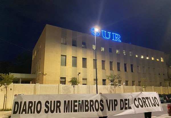 Aparecen pancartas contra Diario Sur: no dejaremos morir al Málaga