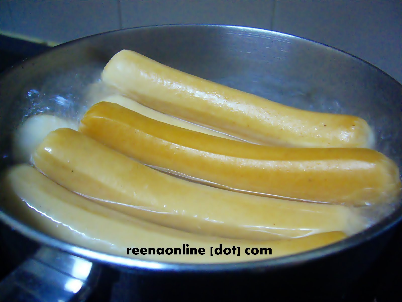 Reena's Online: Cheesy Hot Dog a.k.a Hot Dog Berkeju