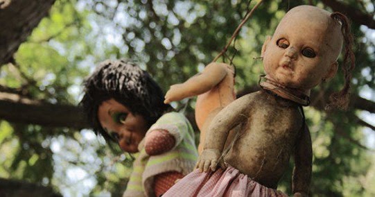 Boneka-Boneka Misterius di Dunia yang Bikin Kamu Merinding 