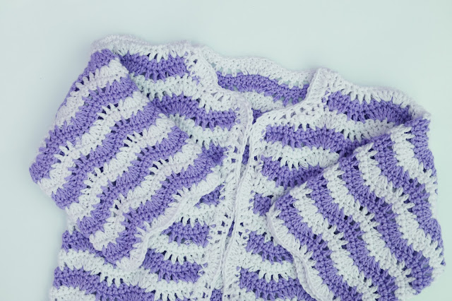 3 - Crochet Imagen Chaqueta para niña en zig zag a crochet y ganchillo azul mangas cruzadas por Majovel Crochet