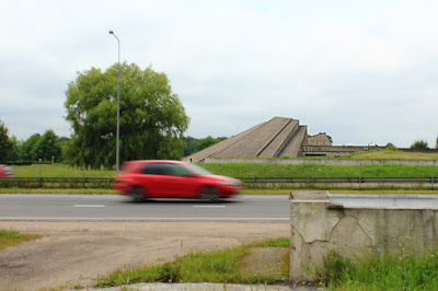 Památník je 100 metrů daleko. Hned za tou dálnicí...