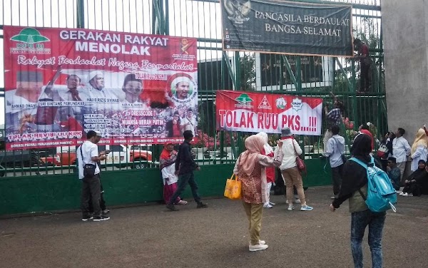 Emak-Emak Gabung dengan Mahasiswa, 2 Ribu Personel TNI-Polri Dikerahkan ke Gedung DPR