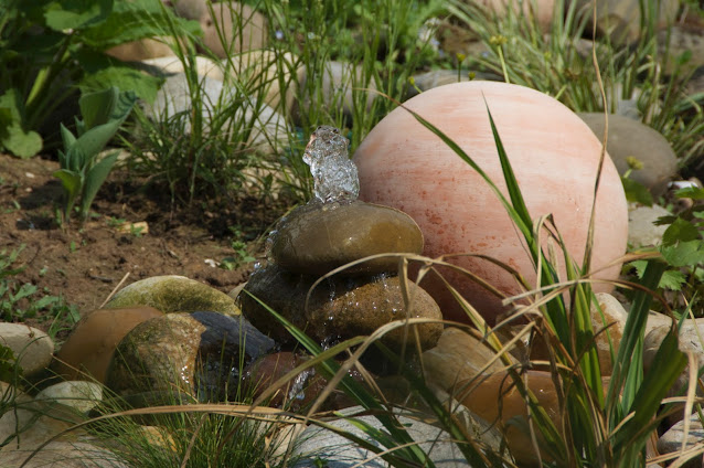 Une fontaine au jardin de Lidine en Alsace