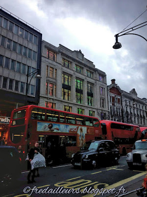 Londres Mannequins aux fenêtres sur Oxford Street
