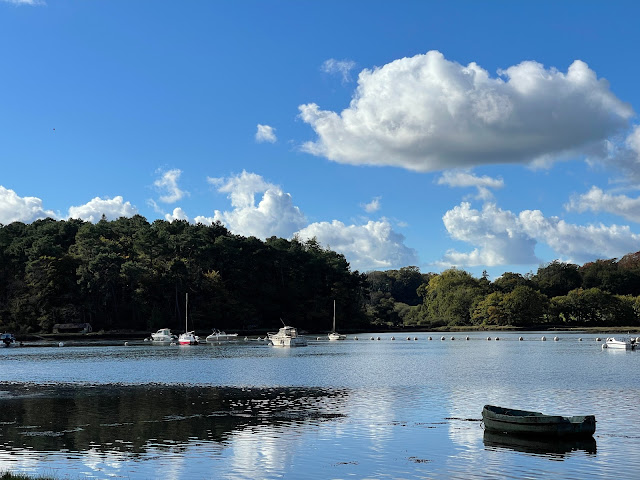 Entre gris et bleu, marée basse, golfe du Morbihan, port, plage, rivière d'Auray, rives sablonneuses, barques