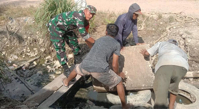 Babinsa Koramil 04/Labuhan Bilik Gotong-royong Bantu Warga Desa Sei Nahodaris Membuat Jembatan