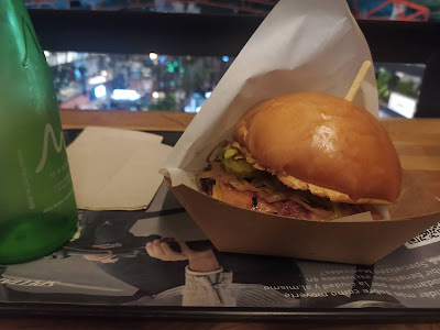 Hamburguesa Dinamita callejera en Manizales