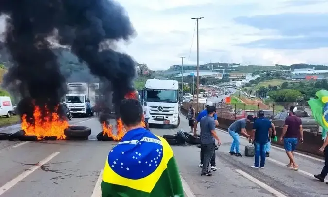 Alexandre de Moraes estabelece multa de R$ 100 mil para caminhoneiros e  determina liberação de rodovias