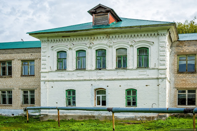 Старое кирпичное здание с современными пристроями