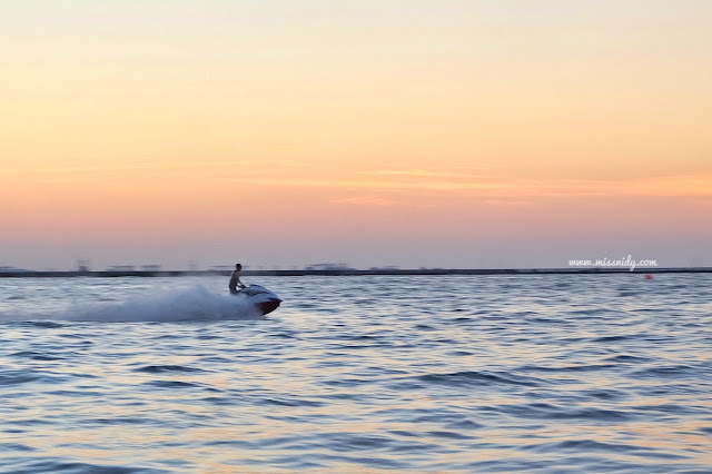 sunset di jetski cafe