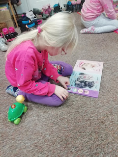 Dziewczynka czyta książkę.