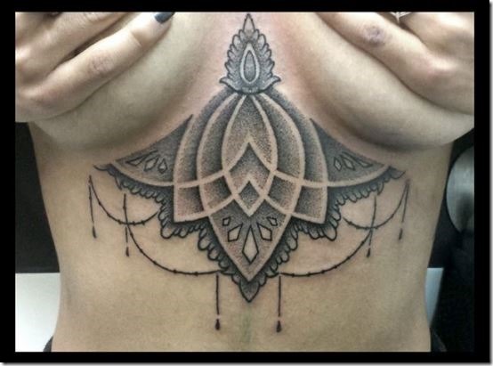 motif_gomtrique_sous_la_poitrine_tatouage