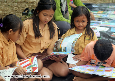 Potret anak di pedalaman membaca buku