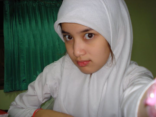 Foto Siswi SMA Berhijab, Putih Cantik (Katanya Artis)