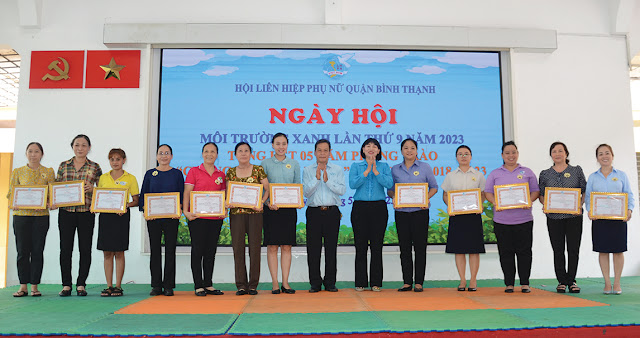 Đồng chí Trần Thị Phương Hoa và đồng chí Đỗ Văn Đức  trao Giấy khen cho các tập thể. (Ảnh: AK)