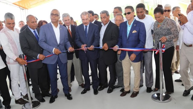 Presidente  Medina inaugura carretera conecta Cibao-Sur