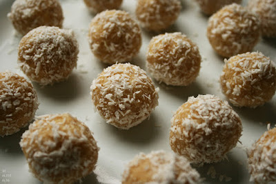 http://be-alice.blogspot.com/2016/04/ferrero-raffaello-balls-using-millet.html