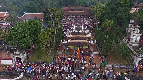 Không gian lễ hội nhộn nhịp ở chùa Hương những ngày đầu xuân
