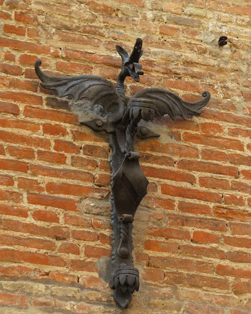 Wrought iron flag pole holder, Via Collegio di Spagna, Bologna