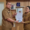 Disdukcapil Deli Serdang Serahkan 1.036 KTP-el ke Sekolah dan Kecamatan