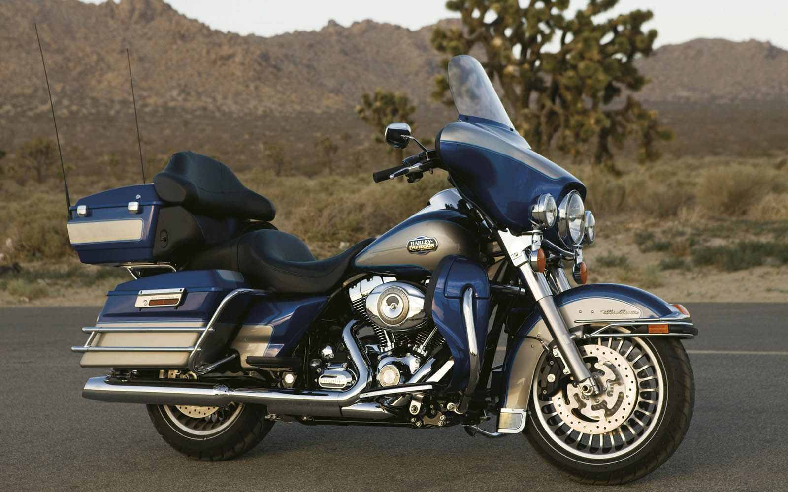 classic harley davidson bikes watching the Harley Davidson UltraClassic Electra Glide FLHTCU Bike 