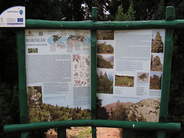Információs tábla a badacsonyörsi Folly Arborétumban