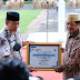 Bupati A. Kaswadi Serahkan 10 Piagam Penghargaan kepada 10 Koperasi Berprestasi di Soppeng 