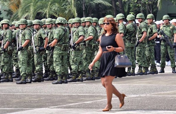 Soldados se comen con la mirada a una mujer (FOTO)  