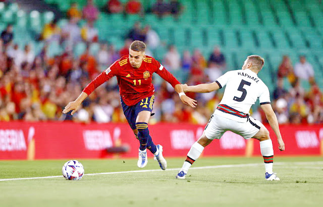 Ferran Torres se escapa de Raphael Guerreiro. SELECCIÓN DE ESPAÑA 1 SELECCIÓN DE PORTUGAL 1 Jueves 02/06/2022, 20:45 horas. Liga de Naciones de la UEFA, fase de clasificación, Grupo A2, jornada 1. Sevilla, España, estadio Benito Villamarín: 41.236 espectadores.