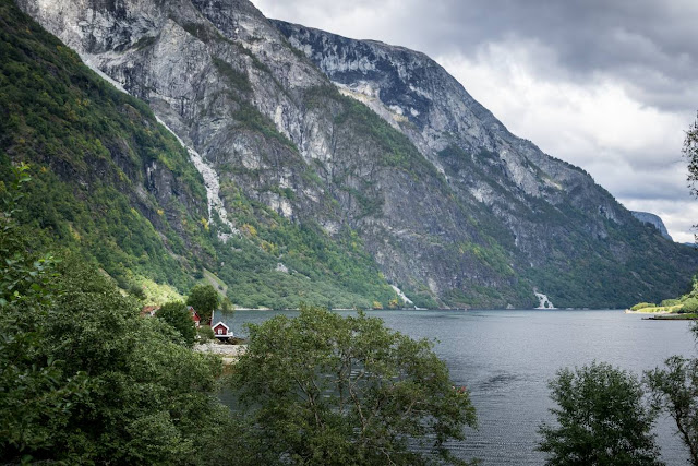 Okolice-Bergen-Norwegia-w-jeden-dzień-Gudvangen-Punkt-widokowy-na-Nærøyfjorden