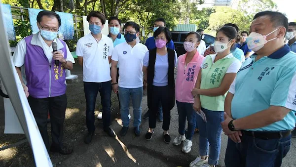 ▲彰化縣政府工務處副處長許俊宏於出水巷簡報。（圖／彰化縣政府提供）