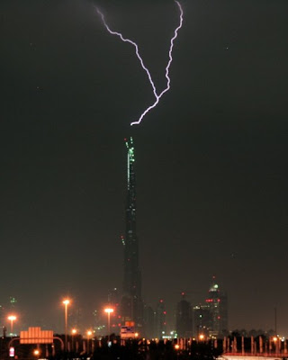 Foto Badai Kilat di Burj Khalifa Dubai