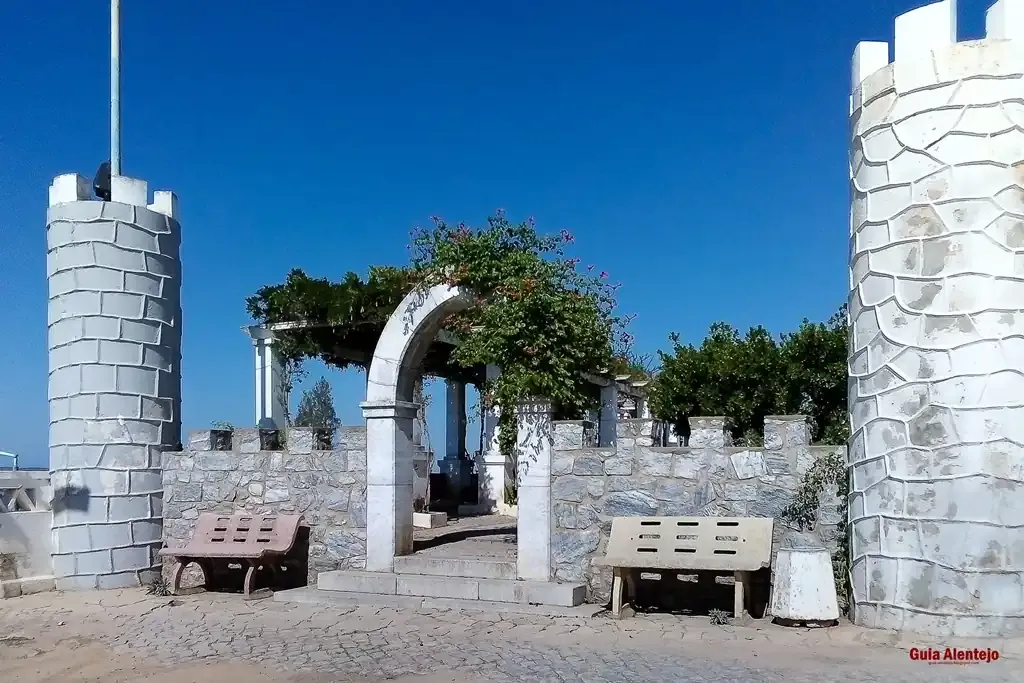 Replica-do-castelo-de-ourique-com-o-guia-alentejo