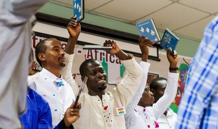 Africanos con Biblia en lenguaje de señas