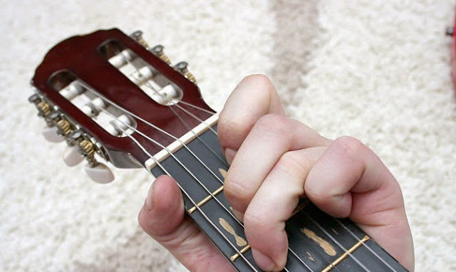 cara bermain gitar bagi pemula